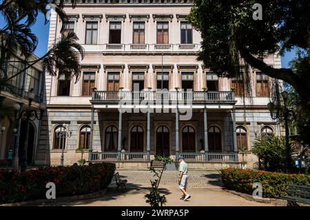 Teilweiser Blick auf die Fassade des berühmten Catete-Palastes mit Blick auf die grünen Vegetationsgärten im Stadtteil Flamengo unter dem sonnigen blauen Himmel am Sommermorgen. Stockfoto