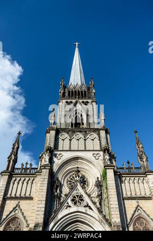 Blick auf den Haupteingang und die Fassade der Kathedrale von Petropolis im Stadtteil Centro unter dem sonnigen, bewölkten blauen Himmel am Sommernachmittag. Stockfoto