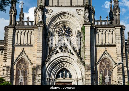 Blick aus der Nähe auf den Haupteingang und die Fassadendetails der Kathedrale von Petropolis im Centro-Viertel unter dem sonnigen, wolkigen blauen Himmel am Sommernachmittag. Stockfoto