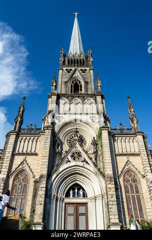 Blick auf den Haupteingang und die Fassade der Kathedrale von Petropolis im Stadtteil Centro unter dem sonnigen, bewölkten blauen Himmel am Sommernachmittag. Stockfoto