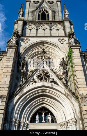 Aus der Nähe des Haupteingangs Details der Kirche der Kathedrale von Petropolis im Centro-Viertel unter dem sonnigen, wolkigen blauen Himmel am Sommernachmittag. Stockfoto