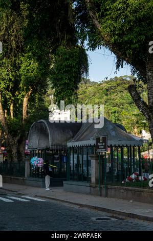 Der Haupteingang des Kulturzentrums Crystal Palace in der Alfredo Pacha Straße im Stadtteil Centro unter dem sonnigen, klaren blauen Himmel am Sommernachmittag. Stockfoto