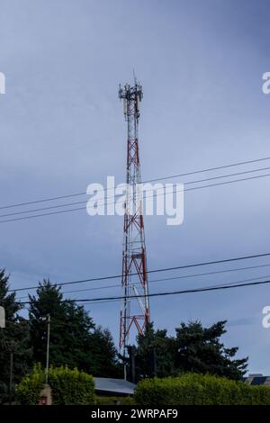Elektrizitätsturm mit klarem Himmel Hintergrund Stockfoto