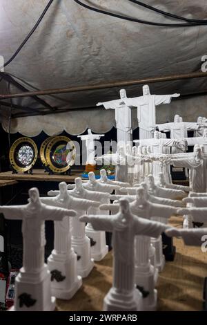 Viele Christusstatue Miniaturen zum Verkauf in Copacabana Beach Free Market Fair am Copacabana Beach Posto 5 Abschnitt im Copacabana District. Stockfoto