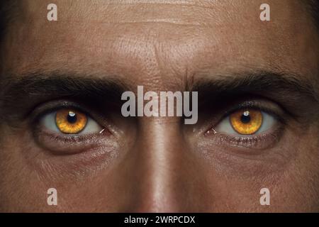 Böses Auge, fesselnder Blick. Mann mit seltener Augenfarbe, Nahaufnahme Stockfoto