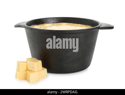 Fondue mit leckerem geschmolzenem Käse und Stückchen isoliert auf weiß Stockfoto