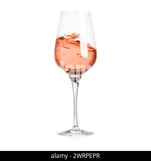 Rosenwein spritzt im Glas auf weißem Hintergrund Stockfoto