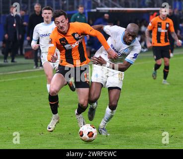 Hamburg – 15. Februar 2024: Giorgi Gocholeishvili von Shakhtar Donetsk (L) kämpft im Volksparkstadion um einen Ball mit Geoffrey Kondogbia aus Marseille Stockfoto