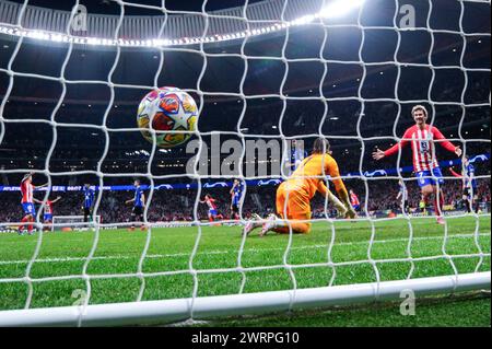 Madrid, Spanien. März 2024. Inter Mailand-Torhüter Yann Sommer (Front) konnte beim Achtelfinale der UEFA Champions League am 13. März 2024 in Madrid, Spanien, nicht sparen. Gustavo Valiente/Xinhua/Alamy Live News Stockfoto