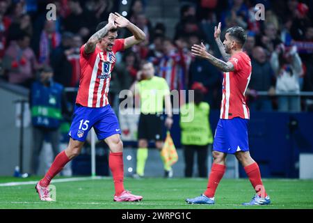 Madrid, Spanien. März 2024. Stefan Savic (L) von Atletico Madrid feiert im Achtelfinale der UEFA Champions League am 13. März 2024 im zweiten Legspiel zwischen Atletico Madrid und Inter Mailand in Madrid, Spanien. Gustavo Valiente/Xinhua/Alamy Live News Stockfoto