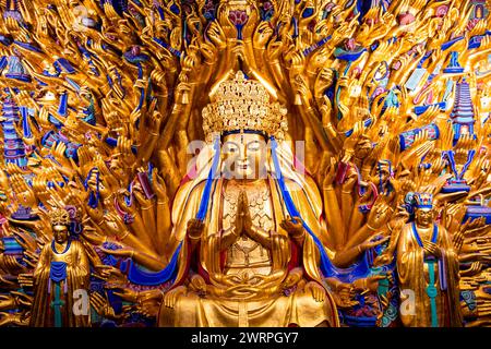 Der Tempel des Goldbuddhas der tausend Hände in Dazu Felsenschnitzerei, Chongqing, China Stockfoto