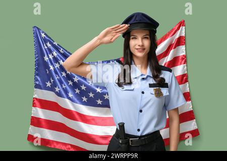 Grüßt Polizistin und Flagge der USA auf grünem Hintergrund Stockfoto