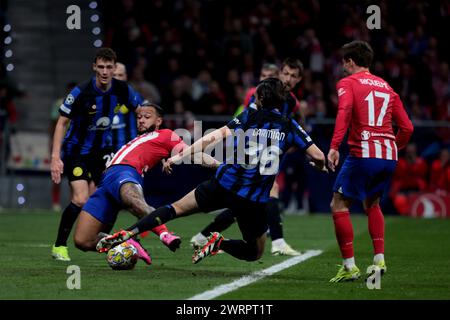 Madrid, Spanien. März 2024. Madrid, Königreich Spanien; 14.03.2024.- Atletico de Madrid schlägt im Achtelfinale Milan am 2. Spieltag der Champions League und geht in die nächste Phase über. Atletico de Madrid 2 Inter de Milan 1, Endergebnis Atletico gewinnt 3-2 im Elfmeterschießen. Antoine Griezmann 35 und Memphis de Pay 87. Inter Federico Di Marco 33". Vermerk: Juan Carlos Rojas/dpa/Alamy Live News Stockfoto