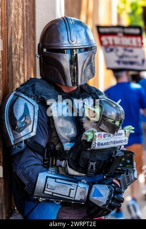 Ein Schauspieler, Tim Brehmer, verkleidet als der Mandalorianer, am 14. Juli 2023 beim Hollywood Actors and Writers Strike in den Disney Studios. Quelle: Erik Morgan Stockfoto