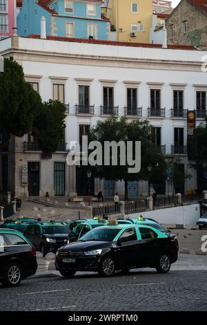 Taxis standen in Lissabon, Portugal. Februar 2024. Stockfoto