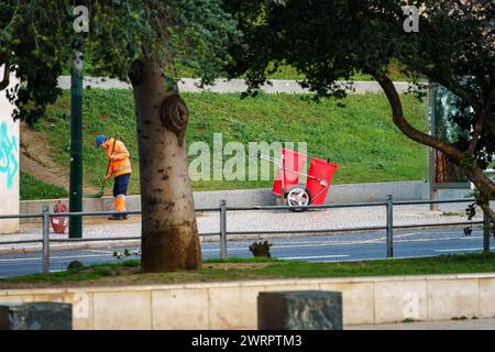 Straßenreiniger bei der Arbeit am frühen Morgen in Lissabon, Portugal. Februar 2024. Stockfoto