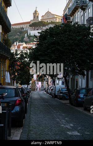 Straße mit Kopfsteinpflaster R. Marquês Pte. De Lima in Lissabon, Portugal. Februar 2024. Stockfoto