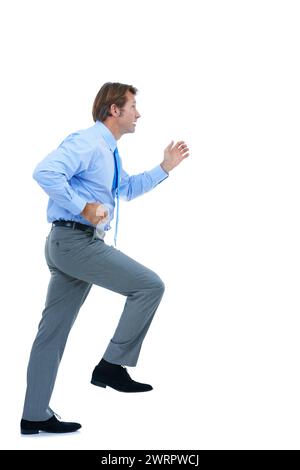 Studio, Berufs- und Geschäftsmann, der die Unternehmensleiter hochklettert, mit Fähigkeiten in der Buchhaltung in der Bank. Weißer Hintergrund, Mitarbeiter und männliche Person arbeiten Stockfoto