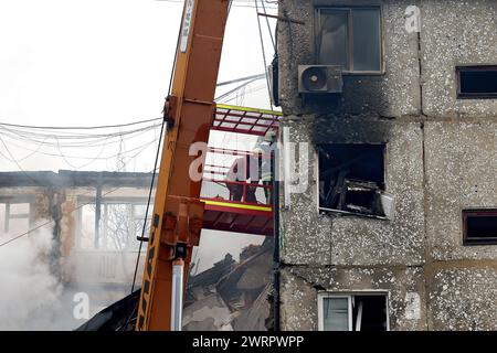 Nicht exklusiv: SUMY, UKRAINE - 13. MÄRZ 2023 - Rettungskräfte verwenden Höhenausrüstung und Spezialwerkzeuge, um Menschen unter den Trümmern eines F zu suchen Stockfoto