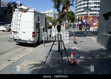 Los Angeles, Kalifornien, USA 12. März 2024 News Crew wurde am 12. März 2024 in Los Angeles, Kalifornien, USA auf der Vine Street am Hollywood Walk of Fame aufgestellt. Foto: Barry King/Alamy Stock Photo Stockfoto