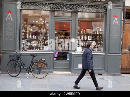 Silberwarenladen im Marais-Viertel in Paris 2014. Das Fahrrad parkte vor dem Laden. Stockfoto