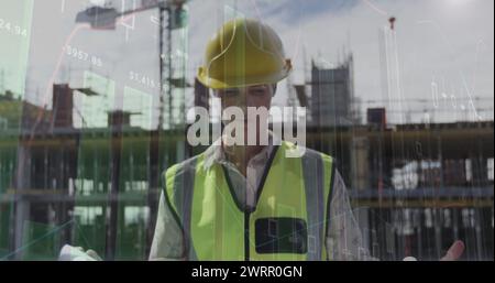 Bild der Statistikverarbeitung über Architektinnen, die Pläne auf der Baustelle halten Stockfoto