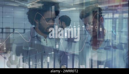 Bild der Verarbeitung von Finanzdaten gegenüber Geschäftsleuten Stockfoto