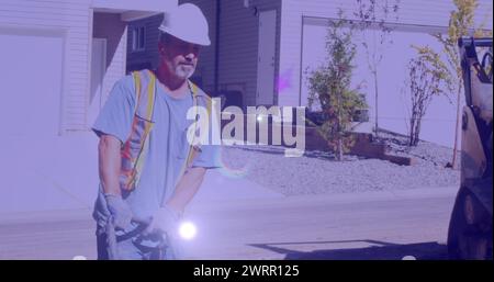 Bild eines kaukasischen Arbeiters auf Baustelle über Lichtflecken Stockfoto