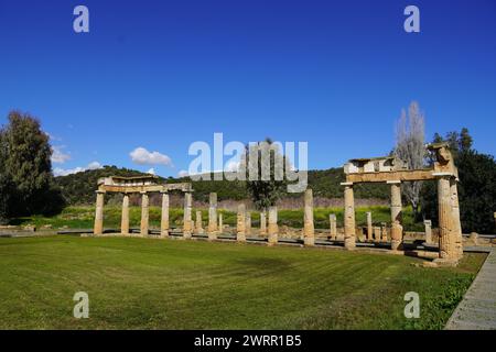 Das antike Heiligtum von Artemis. Säulen der Arkade oder stoa vor dem Tempel, in Brauron oder Vravrona, Attika, Griechenland Stockfoto