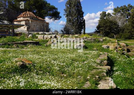Das antike Heiligtum von Artemis in Brauron oder Vravrona, Attika, Griechenland. Ruinen des Tempels und eine christliche Kirche Stockfoto
