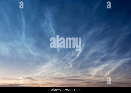 Blick auf die nächtlichen Wolken am Nachthimmel Stockfoto