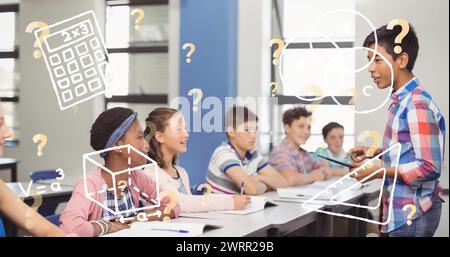 Bild von Schulsymbolen über verschiedenen Schulkindern im Klassenzimmer Stockfoto