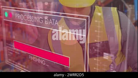 Bild der Datenverarbeitung über kaukasische männliche Arbeiter im Lager Stockfoto