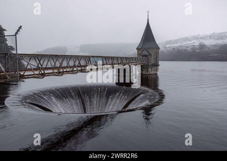 Die Öffnung am Pontsticill-Reservoir zeigt den Ventilturm und den konvexseitigen großen Trichterausfluss. Aufgenommen in einem leichten Schnee. Stockfoto