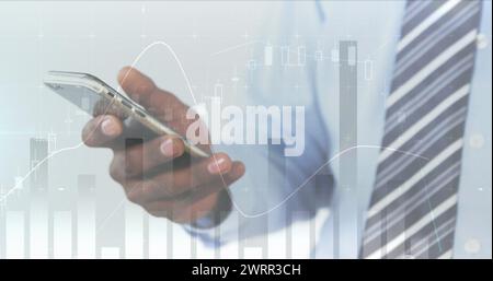 Bild der Statistik und Datenverarbeitung über den Menschen mit Smartphone Stockfoto