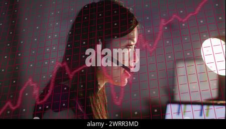 Bild von der Verarbeitung von Finanzdaten über birassische Geschäftsfrau Stockfoto