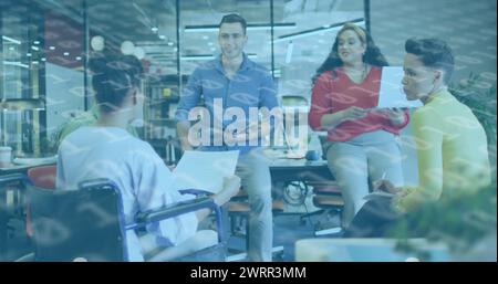 Bild der Datenverarbeitung für binäre Codierung über verschiedene Geschäftsleute Stockfoto