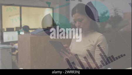 Bild von der Verarbeitung von Finanzdaten über birassische Geschäftsfrau Stockfoto