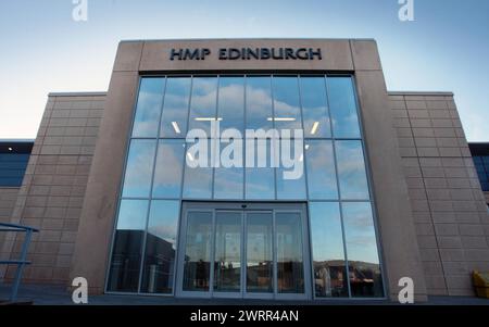 Aktenfoto vom 12/08 vom HMP Edinburgh in Saughton. Gefängnisinspektoren sagten, es sei "enttäuschend", dass ein schottisches Gefängnis es versäumt hat, eine nationale Anti-Mobbing-Strategie umzusetzen, obwohl es 2020 eine entsprechende Empfehlung gegeben hatte. Der Scottish Prison Service (SPS) verfolgt eine nationale Politik für solche Initiativen, aber das HM Inspectorate of Prisons for Scotland (HMIPS) sagte, es gäbe "keine Beweise für eine Anti-Mobbing-Strategie" im Edinburgh Prison. Ausgabedatum: Donnerstag, 14. März 2024. Stockfoto