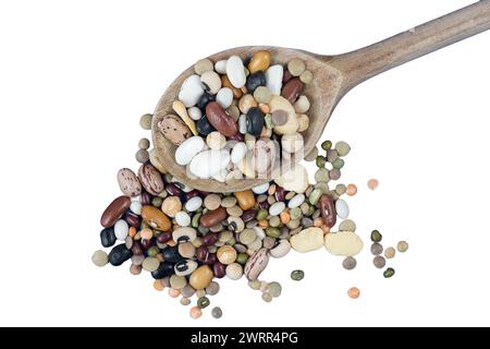 Getrocknete Hülsenfrüchte auf einem Holzlöffel gemischt Stockfoto