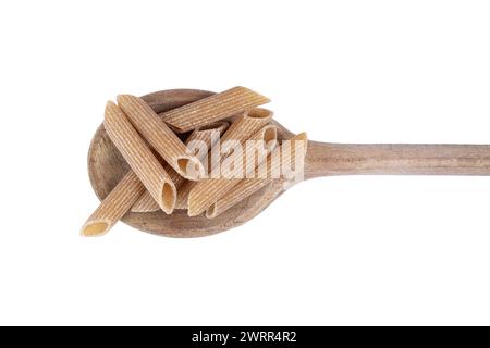Ein kleiner Haufen Vollkornnudeln auf einer Holzkelle Stockfoto