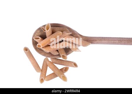 Ein kleiner Haufen Vollkornnudeln auf einer Holzkelle Stockfoto