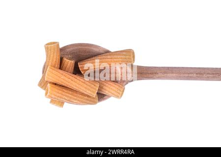 Ein kleiner Haufen Vollkornnudeln auf einer Holzkelle Stockfoto