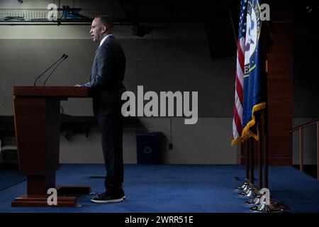 Washington, Usa. März 2024. Hakeem Jeffries (Demokrat von New York) hält seine wöchentliche Pressekonferenz im US-Kapitol in Washington, DC, USA am Mittwoch, den 13. März 2024 ab. Jeffries sprach über die Hilfe der Ukraine, Israel und beantwortete Fragen zur Abstimmung im Repräsentantenhaus, die kurz zuvor verabschiedet wurde, bei der TikTok das Potenzial hat, in den Vereinigten Staaten verboten zu werden. Foto: Annabelle Gordon/CNP/ABACAPRESS.COM Credit: Abaca Press/Alamy Live News Stockfoto