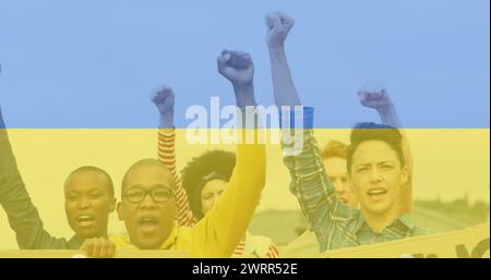Bild der Flagge der ukraine über verschiedenen weiblichen und männlichen Demonstranten Stockfoto