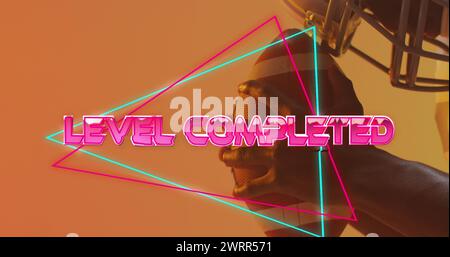 Bild des Textes, der auf der Ebene vervollständigt wurde, über Neonmuster und afroamerikanischer Fußballspieler Stockfoto