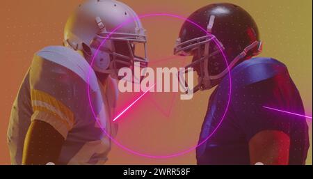 Bild von Neonformen und Datenverarbeitung über kaukasischen american Football-Spieler Stockfoto