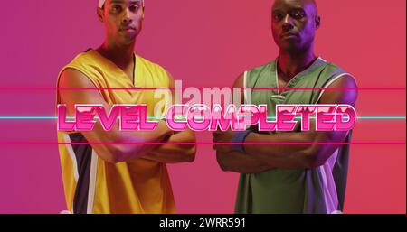 Bild des Textes mit dem Level über Neonmuster und verschiedenen Basketballspielern Stockfoto