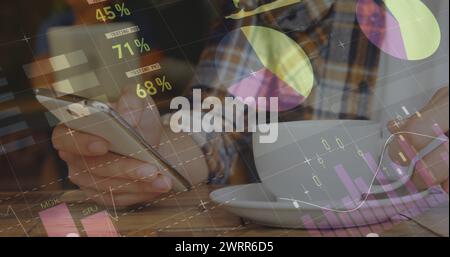 Bild der Statistik und Datenverarbeitung über den Menschen mit Smartphone Stockfoto