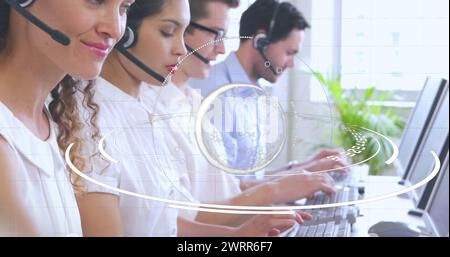 Verschiedene Callcenter-Mitarbeiter arbeiten mit futuristischer Schnittstelle in 4K Digital Composite. Stockfoto